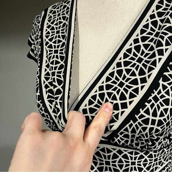 Short sleeve knee length geometric print dress with attached belt - Picture 4 of 13
